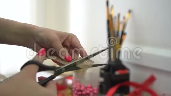 无法辨认的女人用剪刀剪彩在圣诞节时包装礼物视频的预览图