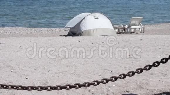 在海滩上搭帐篷晒太阳视频的预览图