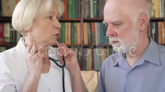 工作中的女性专业医生用听诊器听诊病人肺部的女医生视频的预览图