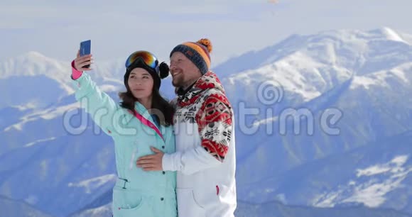 快乐浪漫的情侣在新鲜的雪地里玩还可以自拍视频的预览图