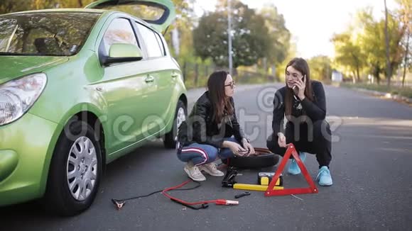 没有双赢的局面两个女孩在obochiny路靠近破车试图打电话给技术服务视频的预览图