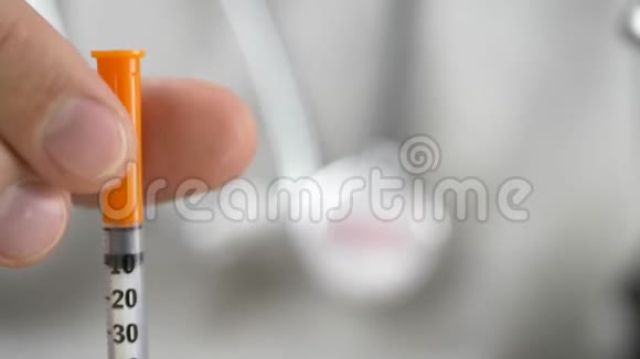 用注射器注射的医用小瓶视频的预览图