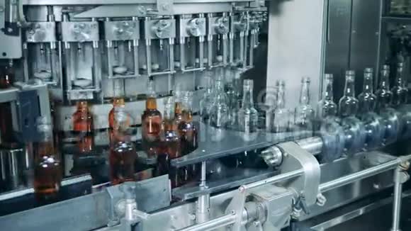 灌装机构与瓶子一起工作灌装过程威士忌苏格兰威士忌波旁威士忌视频的预览图