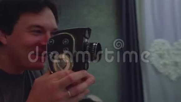男人假装用旧相机制作视频视频的预览图