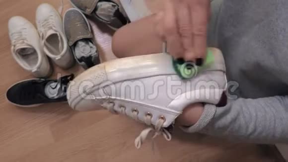 女人干净的白色运动鞋鞋底视频的预览图