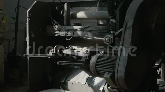 工厂里的旧机器视频的预览图