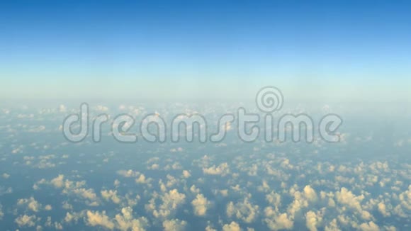 飞过云层显示地球的大气层视频的预览图