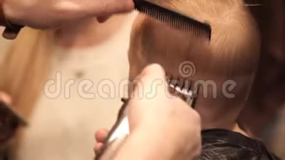 在一个野蛮的理发师一个年幼的孩子正被一个剪子剪了视频的预览图
