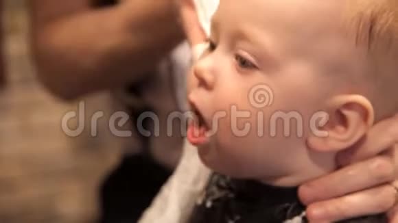 在男士美容院一个小孩被用毛巾刮掉泡沫视频的预览图