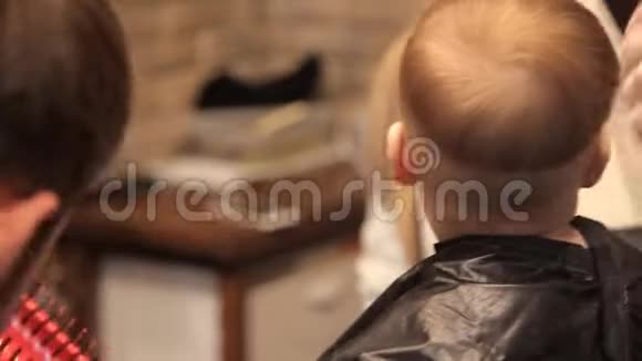 一个小孩在残暴的男理发师理发视频的预览图