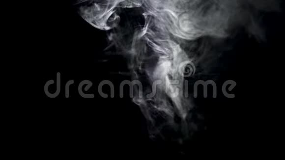 黑色背景上的白色烟雾行动像香烟一样的白色烟雾在黑色背景下升起吸烟视频的预览图