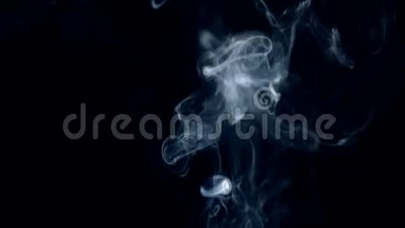 黑暗和白烟围绕着它旋转视频的预览图