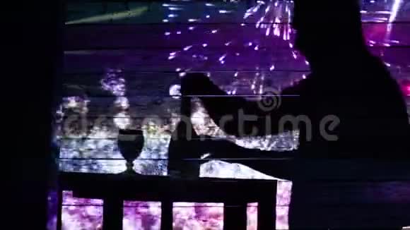 一个孤独悲伤的人在一个带烟火的聚会上喝酒公众孤独的主题概念大纲视频的预览图