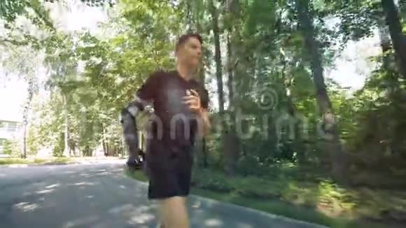 有仿生假肢的慢跑者有机器人手臂的人视频的预览图