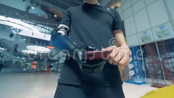 一个在手机上戴假手的人有机器人手臂的人视频的预览图