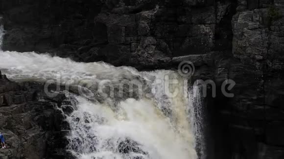 瀑布从悬崖上落下从悬崖上掉下来的水山河高山瀑布塞恩特峡谷视频的预览图