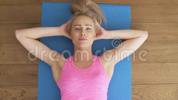 健身决定了中年妇女躺在家里做健身操垫视频的预览图