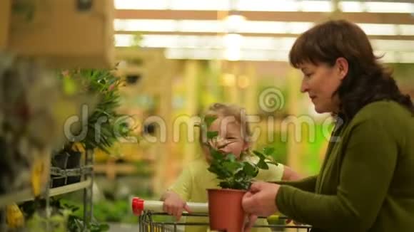 祖母咨询孙女他们一起为花园选花视频的预览图