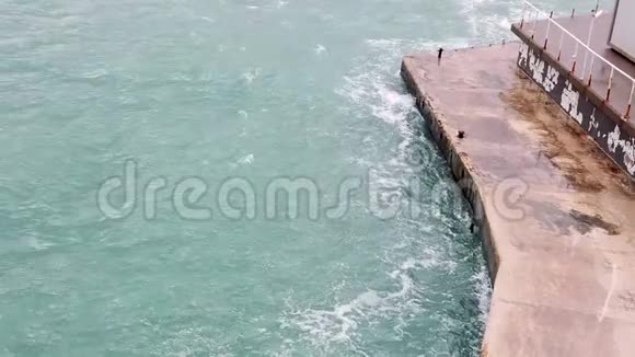 海浪拍打在石头上视频的预览图