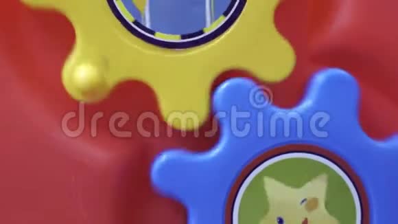 儿童玩具彩色旋转齿轮关闭视频的预览图