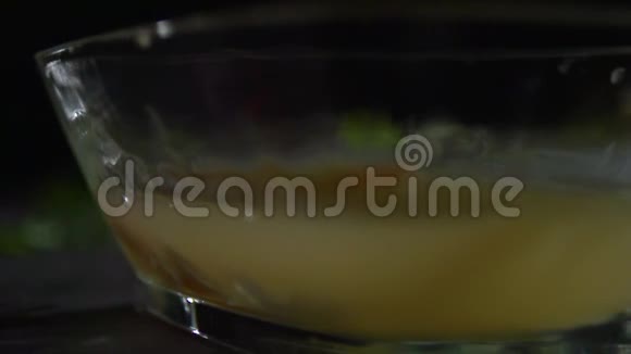 胡萝卜片滴肉汤视频的预览图