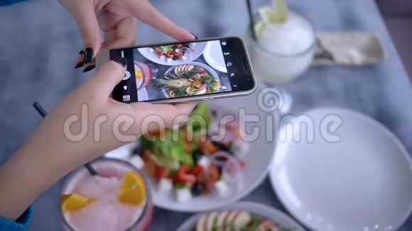 博客手机女性手中女性拍照健康素食沙拉早午餐社交媒体视频的预览图