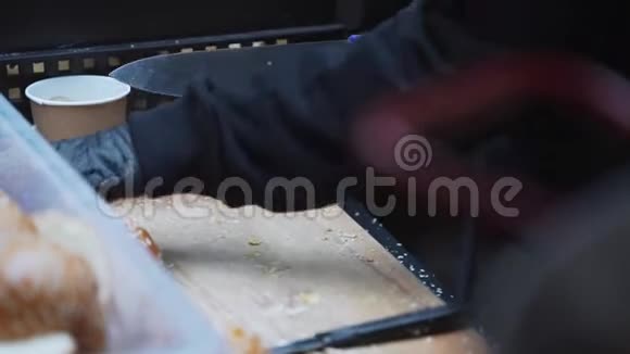 戴黑色手套的人把芝麻包子切成两半放在木板上视频的预览图