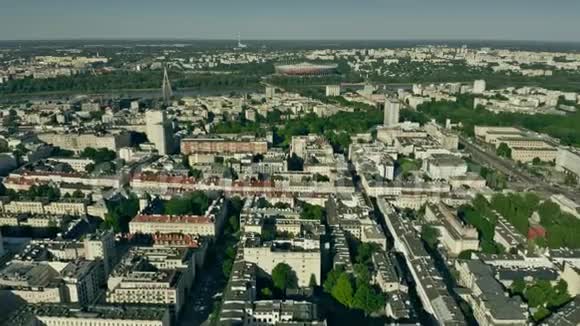 从市中心到维斯图拉河的华沙鸟瞰波兰视频的预览图
