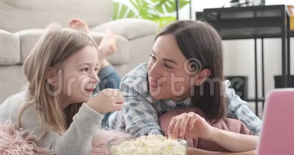 妈妈带着女儿吃爆米花看电影视频的预览图