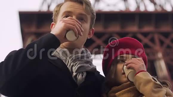 美丽的情侣一起在户外喝咖啡拥抱和温暖视频的预览图