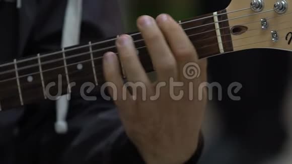 音乐家用电吉他演奏和弦音乐爱好视频的预览图
