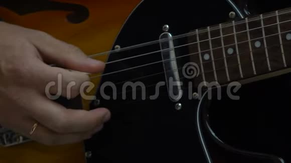 专业吉他手弹电吉他音乐和业余爱好视频的预览图