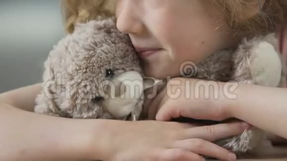 孤独的孩子带着泰迪熊等着父母把她从孤儿院带走视频的预览图