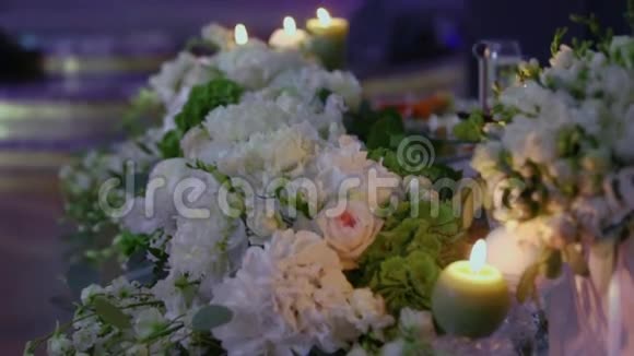 婚礼装饰玻璃瓶中的蜡烛烛台上的婚礼蜡烛视频的预览图
