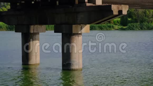 河上桥梁的混凝土支撑视频的预览图