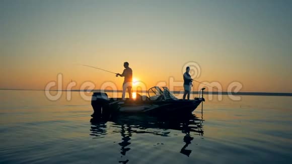 渔民在日落背景下侧视视频的预览图