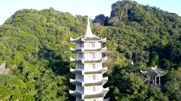 围绕着绿山寺宝塔与城市之间的运动视频的预览图