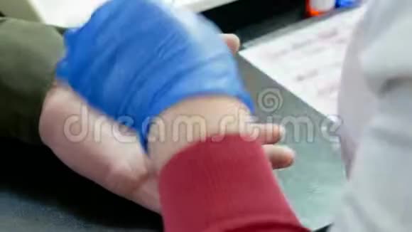 采集血样的手套护士特写视频的预览图