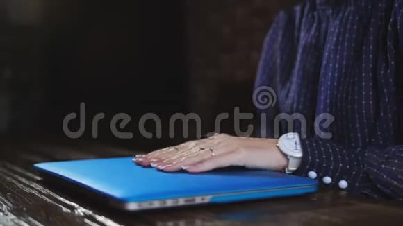 商务女性打开笔记本电脑开始在键盘上打字笔记本电脑键盘上的特写镜头越来越多视频的预览图