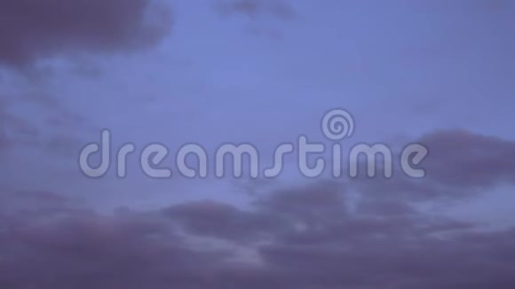 客机在空中飞行准备着陆紫色天空背景视频的预览图