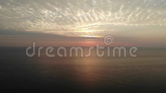 在地平线上美丽的日落飞过大海视频的预览图