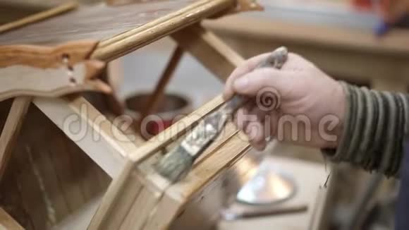 木艺工作室新巢盒的男性手工清漆视频的预览图