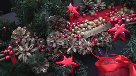 漂亮的圣诞冷杉树枝上装饰着视频的预览图