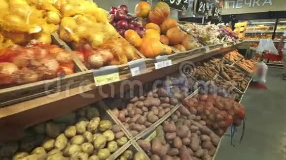 超市货架上有许多不同的蔬菜视频的预览图