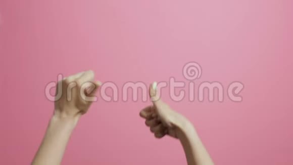 女人心形的手有创意的爱宣言现场明信片粉彩画室背景上的心跳视频的预览图