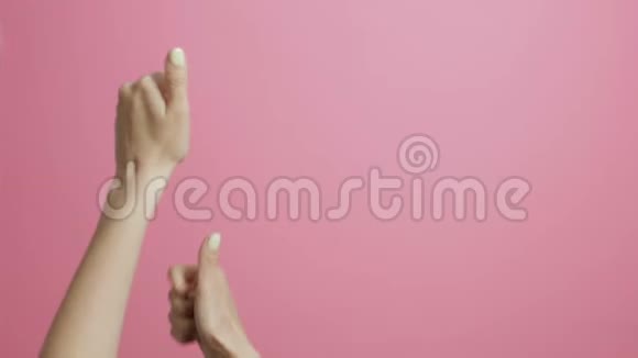 女人心形的手有创意的爱宣言现场明信片粉彩画室背景上的心跳视频的预览图