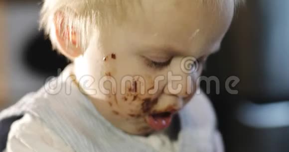 一个肮脏的男孩用巧克力舔叉子的肖像视频的预览图
