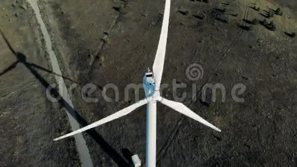 风力发电机在一个领域产生能量可再生能源概念视频的预览图