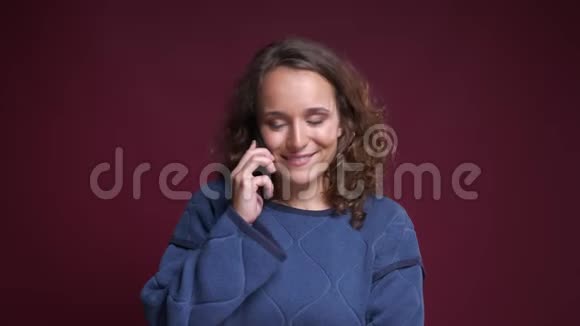 年轻活泼的白种人女性的特写镜头在电话里交谈开心地笑着视频的预览图