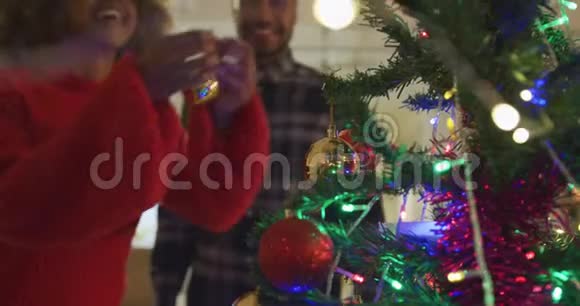 一对新婚夫妇在家一起庆祝圣诞节视频的预览图